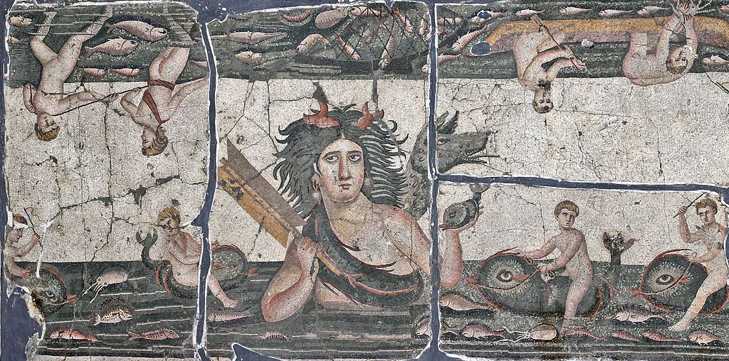Mosaïque de la déesse Thalassa émergeant de la mer, ceinte d'un serpent marin et tenant un gouvernail et un poisson, couronnée de pinces de crabe et entourée de dauphins chevauchés par de jeunes garçons et de scènes de pêche.