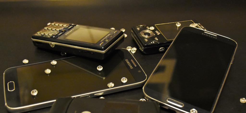 Des téléphones multifonctions bibandes Samsung Omnia W posés à plat.