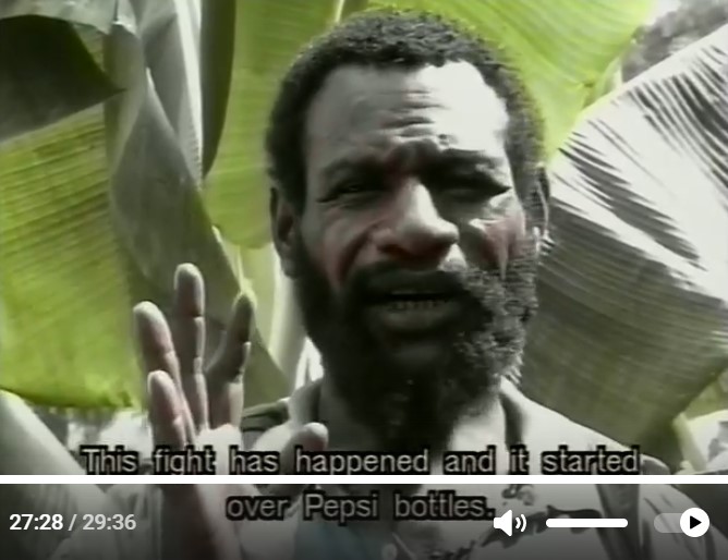 Un montagnard papou explique que le combat a démarré à cause de bouteilles de Pepsi-Cola.