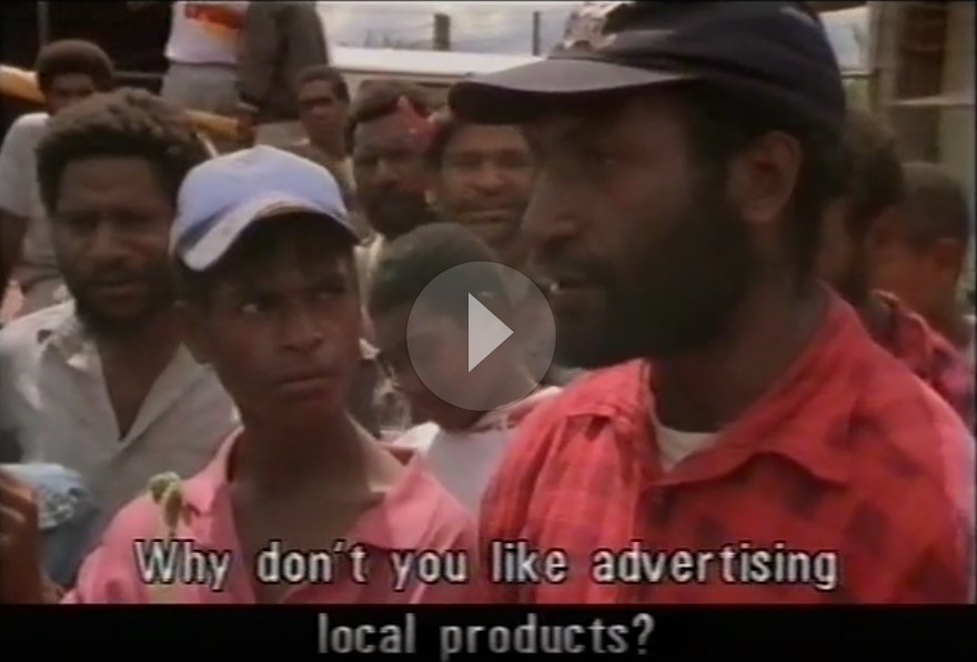 Un villageois papou se demande devant le public pourquoi est-ce qu'ils n'aiment pas promouvoir les produits locaux.