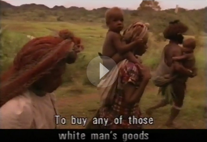 Une famille papoue marche dans leur vallée, espérant acheter quelques biens de l'homme blanc.