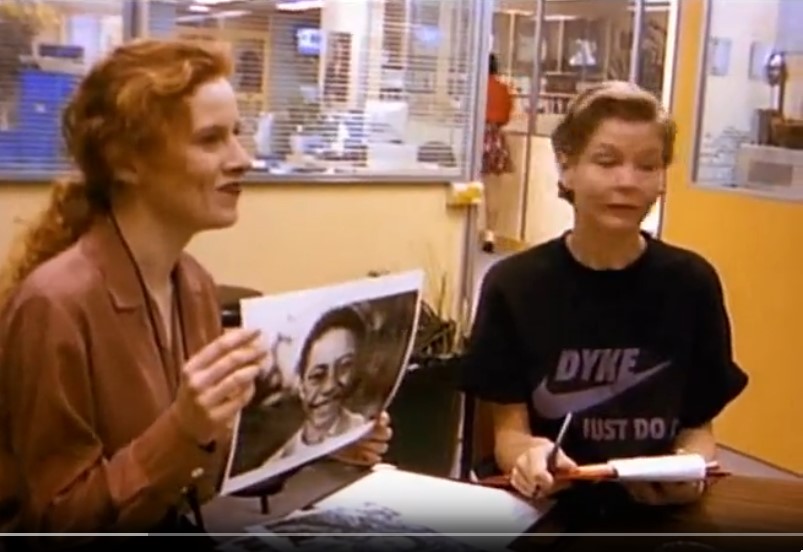 Emma (Alison Whyte) et Kate (Trudy Hellier) présentent la photo d'Ashira (Anthony Gabb).