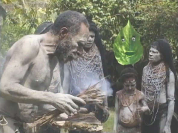 Un père de famille papou de la tribu Asaro allume un fagot de façon traditionnelle en présence de sa famille et d'un petit personnage animé en forme de feuille.