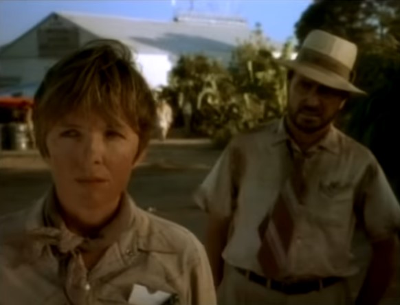 Amelia Earhart (Diane Keaton) avec le responsable de l'aérodrome de Lae en Nouvelle-Guinée prépare son dernier vol.