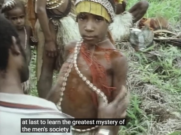 Un jeune Papou est préparé pour le rituel initiatique. Légende: apprendre enfin les plus grands mystères de la société des hommes.