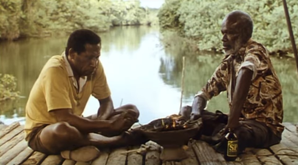 James (Larry Lavai) et Noah (John Parinjo) discutent devant la rivière Sépik.