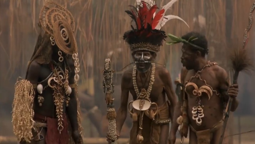 Les chefs de la tribu papoue de Vendredi attendent Robinson Crusoé.