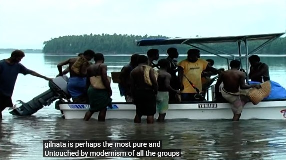Le groupe de musiciens Gilnata embarque sur un petit bateau pour aller de leur île Mioko à Rabaul.