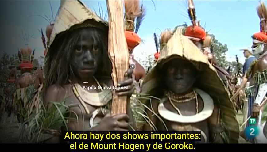 Deux enfants papous ont revêtu leur costume traditionnel pour la fête de Goroka.