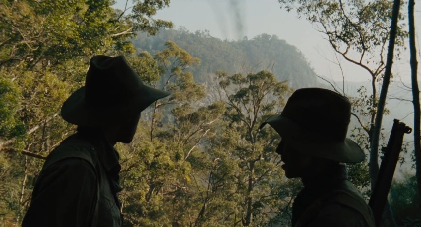Deux soldats australiens veillent sur la piste de Kokoda dans la montagne boisée de Papouasie.