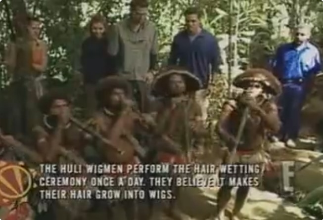 Kelly Wiglesworth, Alyson Hannigan, Alexis Denisof et Scott Lasky regardent avec leur guide Harold Hayake les jeunes Papous de la tribu Huli boire dans des bambous creux l'eau rituelle lors de la cérémonie de croissance de leurs perruques.