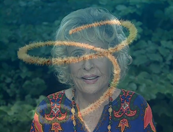 La cinéaste Leni Riefenstahl se surimpose avec une créature marine en forme de spirale.