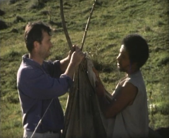 L'avocat et anthropologue David Miller (Scot McPhie) et le prédicateur papou Jainantu (Joseph Regione) dressent une tente dans les Highlands de Nouvelle-Guinée.