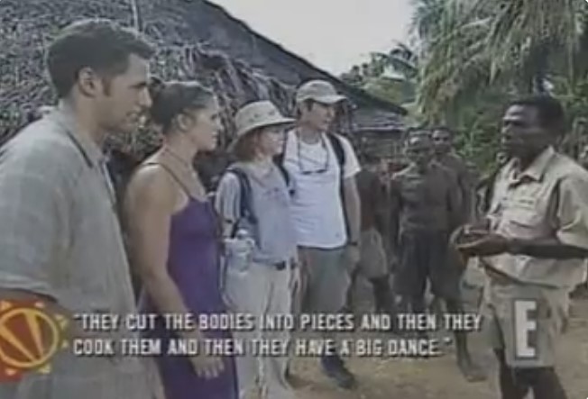 Scott Lasky, Kelly Wiglesworth, Alyson Hannigan et Alexis Denisof se font expliquer par leur guide Chris Nick les anciennes coutumes de la tribu Karawari de la rivière Sepik. La légende indique: "ils coupaient les corps en morceaux pour les cuire puis faisaient une grande danse".