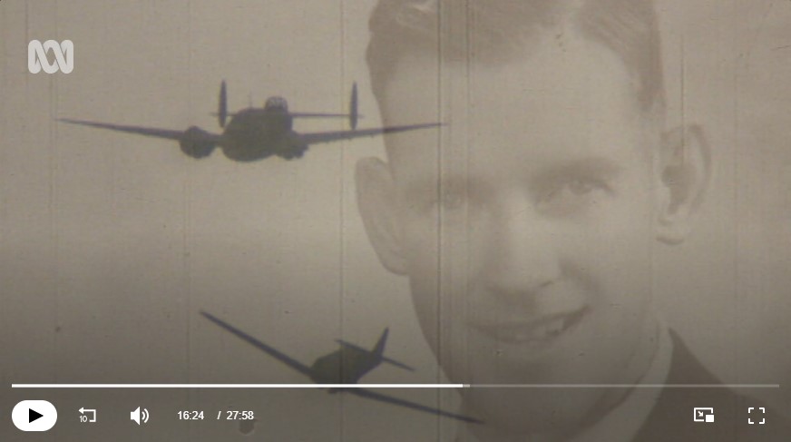 Le portrait de Warren Cowan se superpose avec un combat aérien entre un bombardier australien et un chasseur japonais.