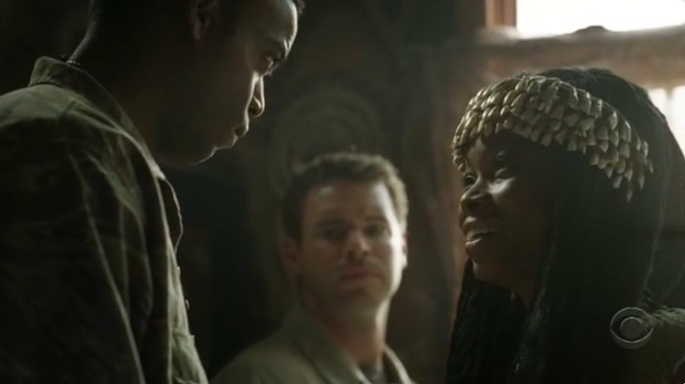 Les soldats du commando américain d'élite Hector (Demore Barnes) et Bob (Scott Foley) sont reçus par une sorcière papoue (Phina Oruche).