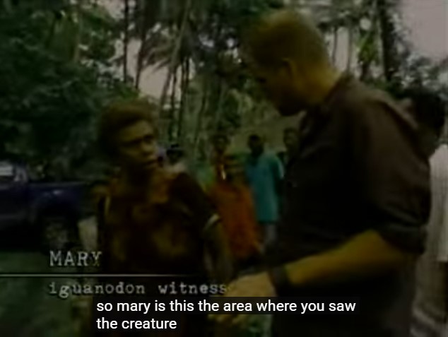 Josh Gates recueille le témoignage de Mary qui a vu un iguanodon à Tinganavudu en Nouvelle-Bretagne.