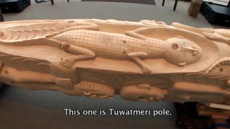 Le poteau Tuwatmeri Pole sculpté par l'artiste papou Teddy Balangu, montrant Tuwatmeri se transformant en crocodile.