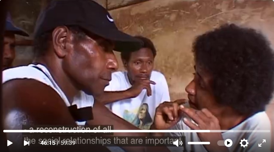 Le chef Sakumai discute avec Panou et Ninou, frère et sœur adoptifs de l'anthropologue Ton Otto, qui cherche à "reconstituer toutes les relations sociales importantes".