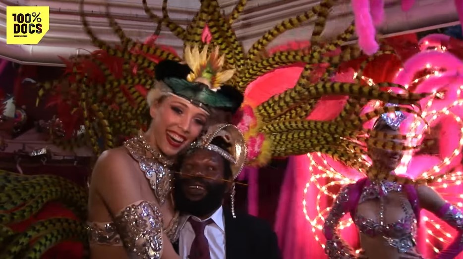 Mundiya Kepanga avec la danseuse Julie Bruyère du Moulin Rouge portant leurs coiffes emplumées.