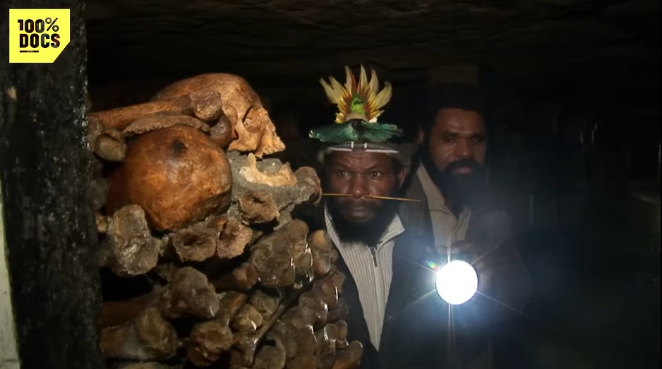 Mundiya Kepanga et Polobi Palia explorent à la lampe-torche les catacombes de Paris.