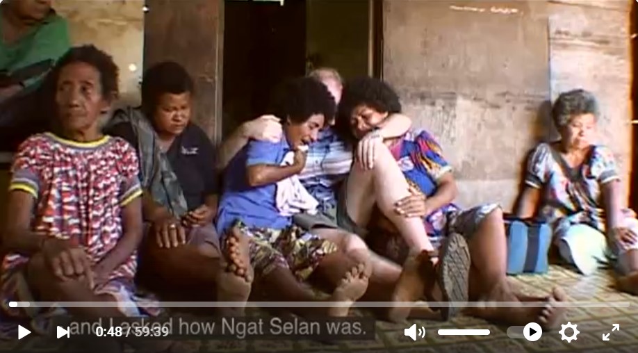 L'anthropologue Ton Otto enlace ses sœurs adoptives Ninou et Asap lors du deuil de leur père Ngat.