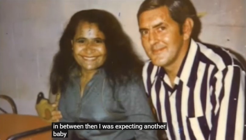 Doriga et Tony Creighton côte à côte jeunes sur une ancienne photo. La légende indique qu'elle attend un bébé.