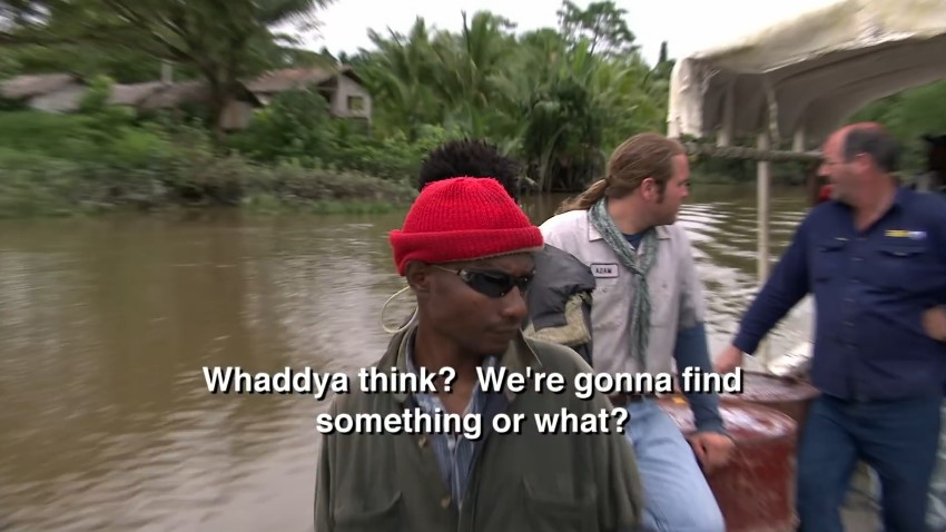 Adam Maley et Murray Griffiths, à bord d'un bateau avec leur équipage papou sur la Pie River près de Baimuru, se demandent s'ils vont trouver quelque chose.