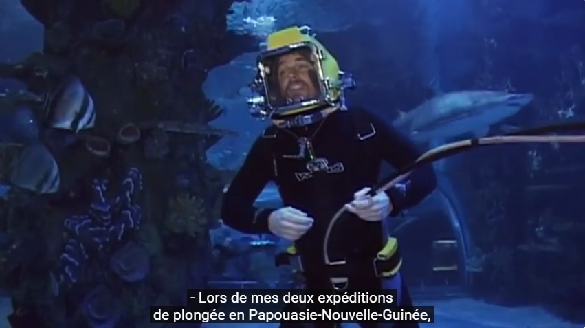 Le réalisateur David Attila Molnar en tenue de plongée parmi les poissons et les requins. La légende indique: "lors de mes deux expéditions de plongée en Papouasie-Nouvelle-Guinée".