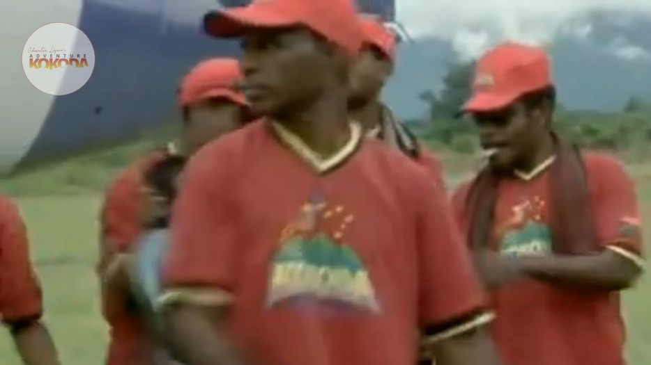 Les équipiers papous vêtus de rouge s'apprêtent à aider les jeunes à accomplir leur grande randonnée de Kokoda.