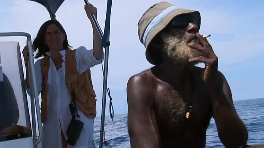 Dorothy Cross et Selam Karasimbe sont en bateau au large de la Nouvelle-Irlande.