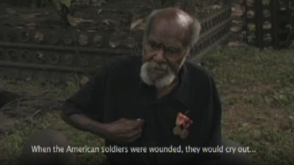 Timothy Doloda, un vieux villageois papou, se souvient des peines des soldats américains pendant la Seconde Guerre Mondiale.