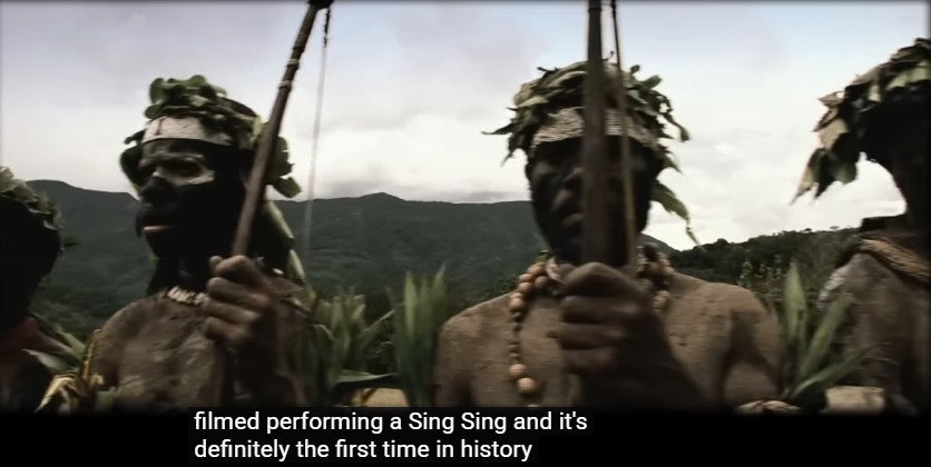 Des guerriers papous avec leurs arcs se tiennent prêts pour la grande cérémonie du sing-sing. Elle est filmée pour la première fois, indique la légende.