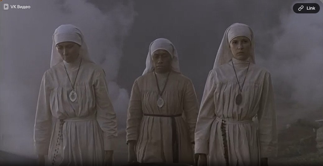 Bérénice (Claire van der Boom) à droite de deux consœurs dans les fumées de la guerre en Nouvelle-Guinée.