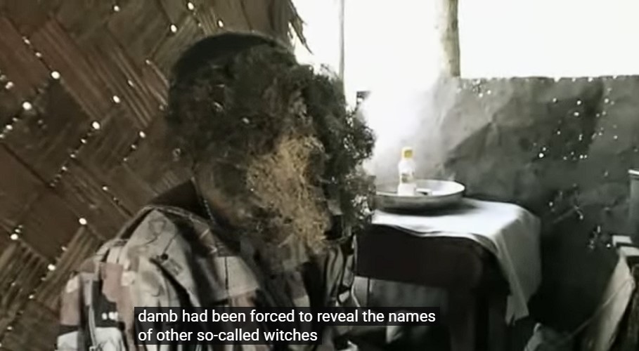 La chasseuse de sorcières Dambe avoue le visage caché par des broussailles avoir été contrainte de dénoncer de présumées sorcières.