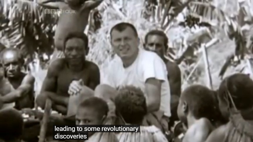 Le médecin Carleton Gajdusek se tient au milieu des villageois de la tribu Foré en Papouasie-Nouvelle-Guinée.