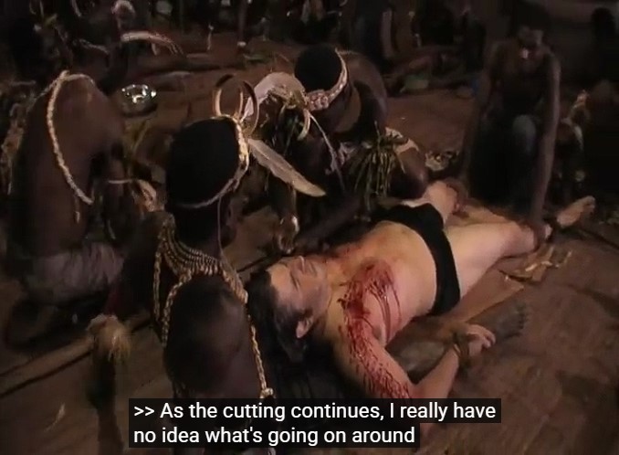 Dans la maison des esprits de Kaningara, Lars Krutak se fait scarifier par Joe Ambu pendant que Patrick Semai le maintient. La légende précise que pendant que les coupures continuent, Lars n'a plus aucune idée de ce qui est en train de se passer.