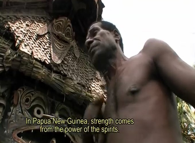 L'ancien Patrick Semai se tient devant le vieux temple du village de Kaningara dans la région du Sépik en Papouasie-Nouvelle-Guinée. La légende précise que la force vient du pouvoir des esprits.