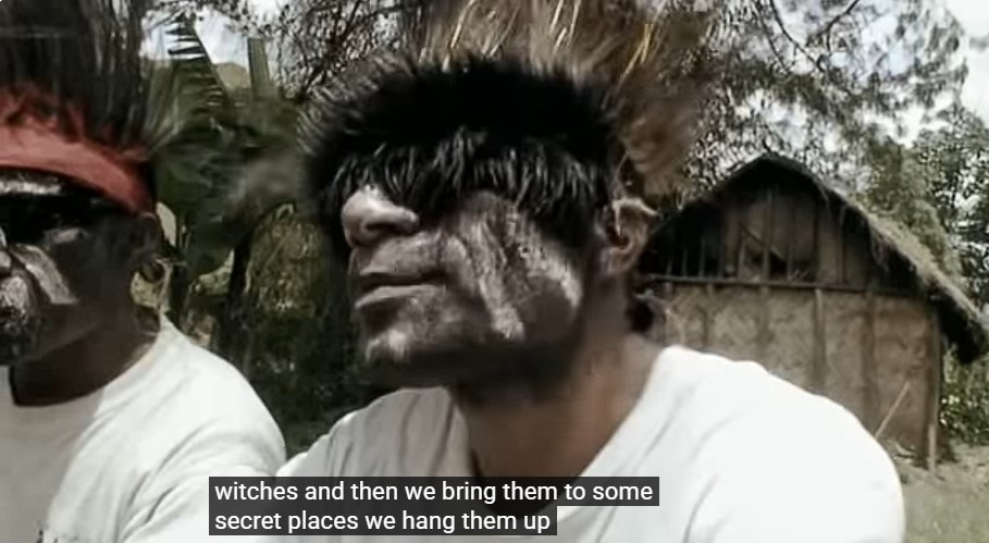 Deux chasseurs de sorcières grimés de façon méconnaissable déclarent avoir emmené des sorcières à un endroit secret pour les pendre.