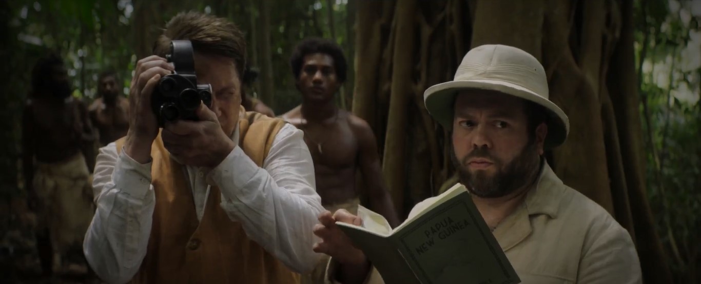 Dans la jungle papoue, le producteur d'Hollywood Joel (Dan Fogler) tient un guide sur la Papouasie-Nouvelle-Guinée, en compagnie de son caméraman Ronald (Lochlyn Munro) en train de filmer, et de son éclaireur papou Tabura (Harry Paru MacKinnon).