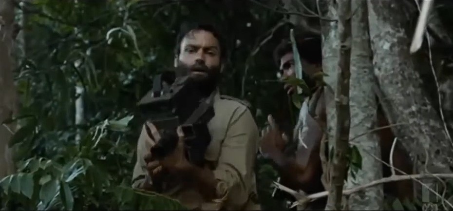 Le caméraman Damien Parer (Matthew Le Nevez) et son éclaireur papou (Blayke Pinder) aménagent un observatoire dans un arbre.