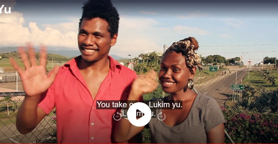 Jimmy (Fabian Hera) et Maria (Pauline Onsa) agitent leur main pour dire au revoir, lukim yu en tok pisin, la langue nationale de Papouasie-Nouvelle-Guinée.