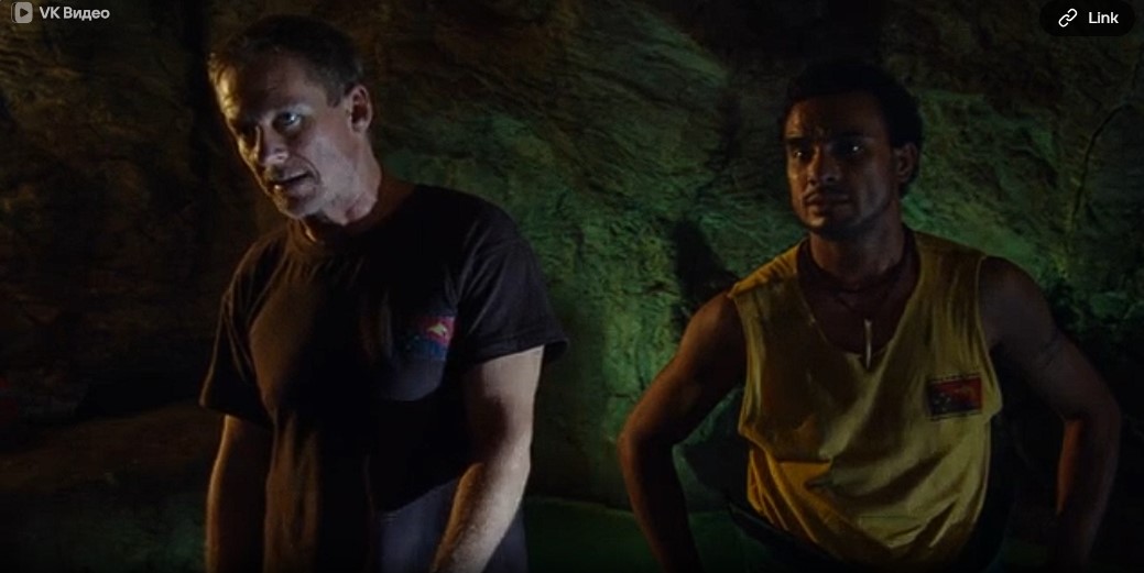 Les spéléologues Frank (Richard Roxburgh) et Luko (Cramer Cain) se retrouvent au cœur d'une grotte inexplorée en Papouasie-Nouvelle-Guinée.