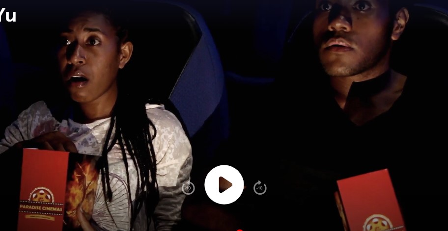 Melissa (Tinzey Mau) et John (Godfree Kaptigau) regardent de façon passionnée un film au cinéma Paradise de Port Moresby tout en dégustant des pop-corns.