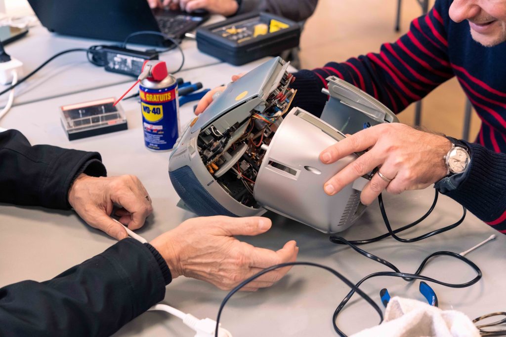 Un lecteur CD démonté en train d'être réparé