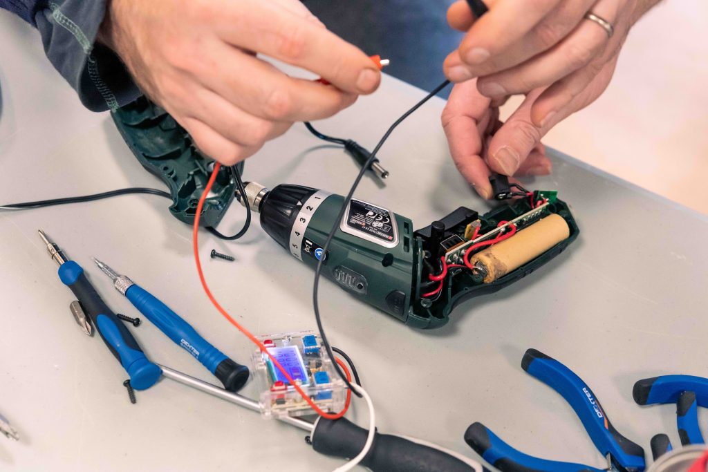 Une visseuse en cours de réparation
