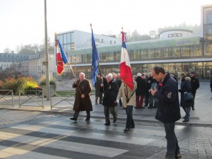 Aprèrassemblement sur le parvis du devant le collège de SEVRES , le cortège se dirige vers la mairie.