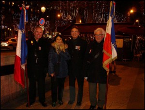 L’UNC de Sèvres était présente à ce grand rassemblement : de gauche à droite le président de l’UNC de Sèvres portant le drapeau de la section, la vice-présidente , le président du comité du Souvenir Français de SEVRES et son porte drapeau.